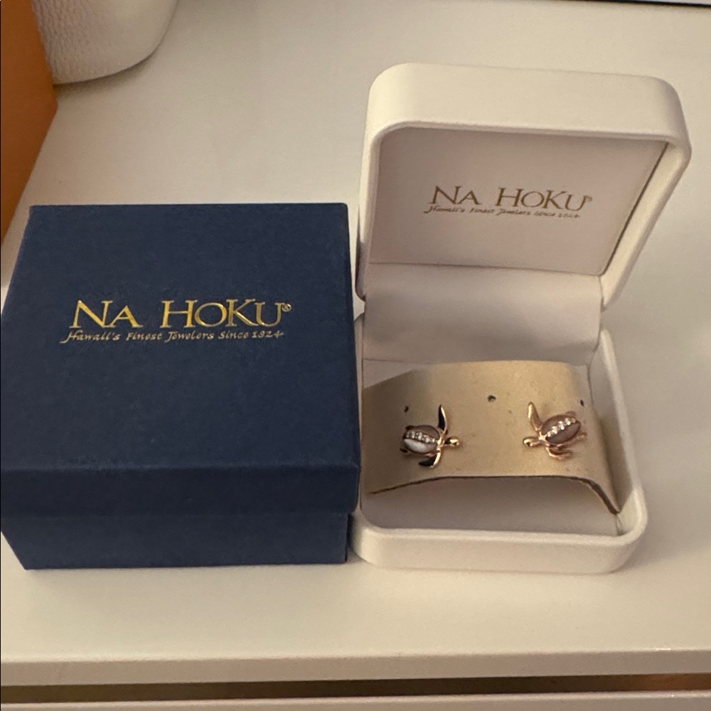 Na Hoku 14k rose gold, mother of pearl and diamonds turtle stud earrings - Picture 2 of 8